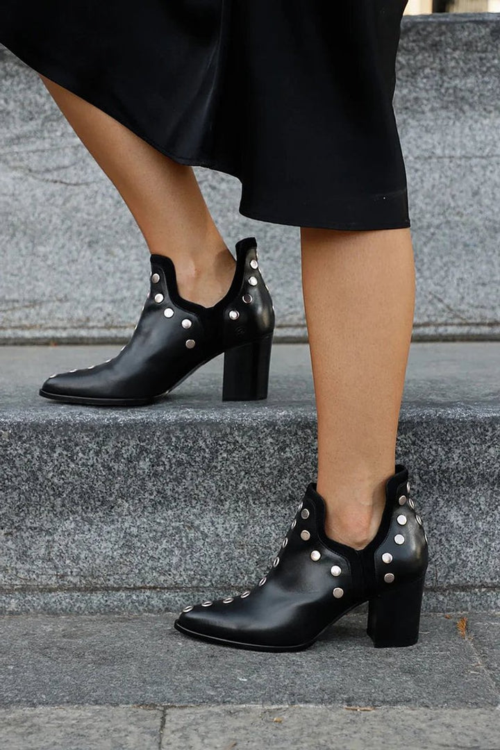 Damen Ankle Boots Schwarz Spitz Genietet Blockabsatz