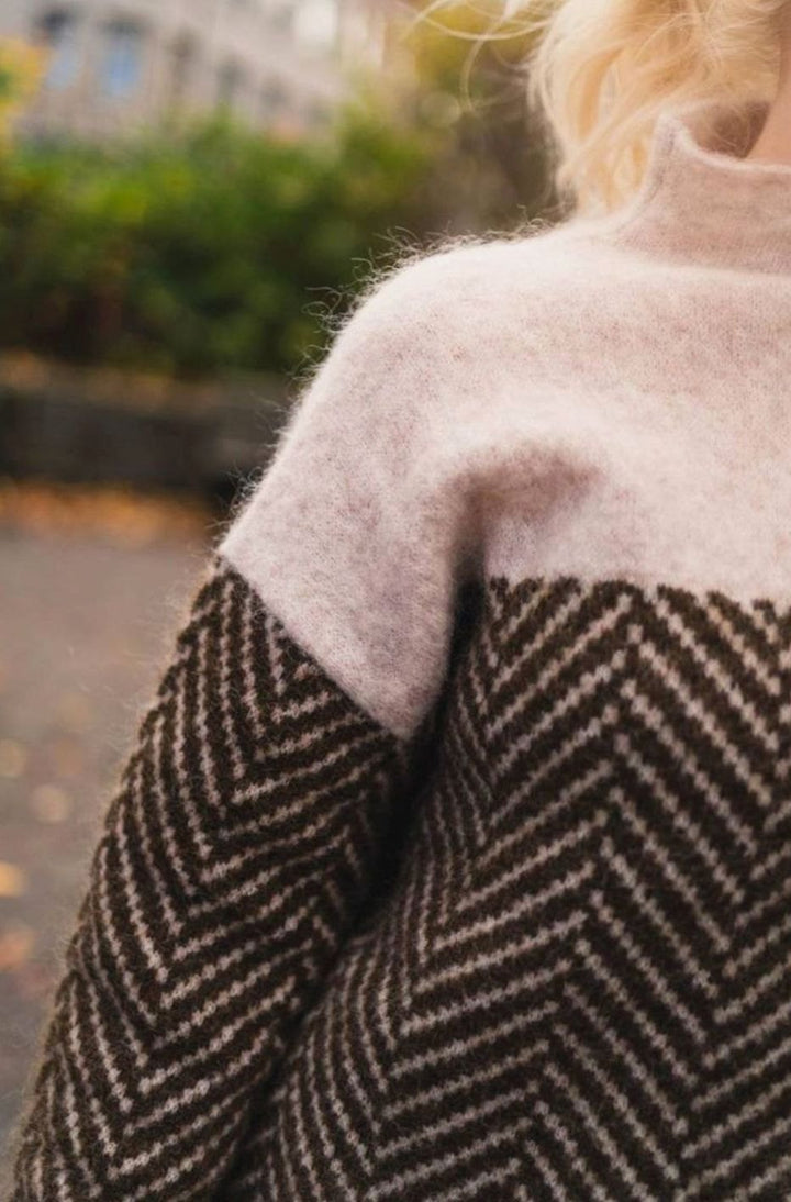 Damen Oversize Strickpullover mit hohem Kragen Fischgrätmuster