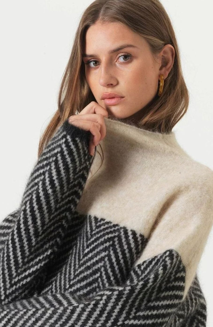 Damen Oversize Strickpullover mit hohem Kragen Fischgrätmuster