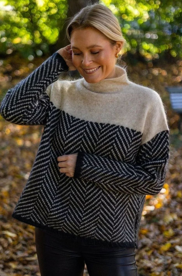 Damen Oversize Strickpullover mit hohem Kragen Fischgrätmuster