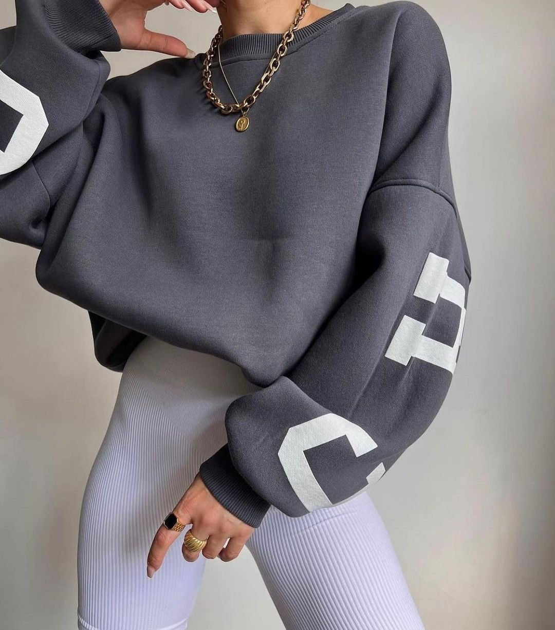 Damen Oversized Varsity-Print Fleece-Sweatshirt mit Rundhalsausschnitt - Grey