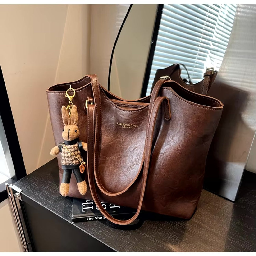 Damen Veganleder Tote Bag mit Plüsch-Anhänger Schultertasche